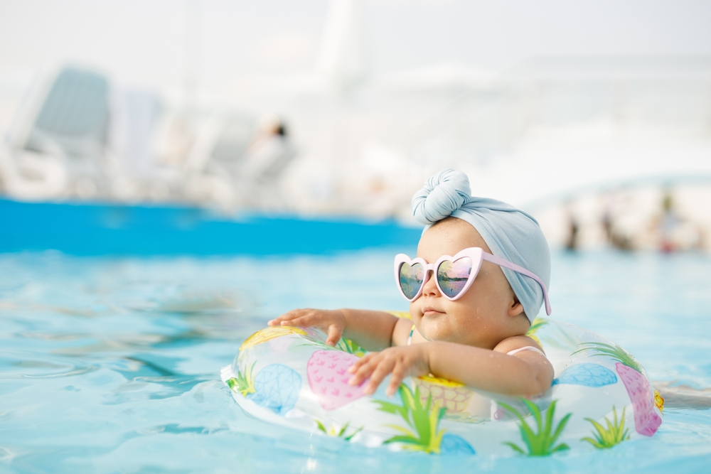 Un bébé qui se baigne dans une piscine avec une couche de bain lavable